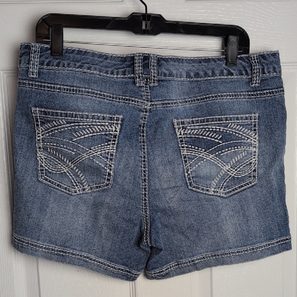 Maurices Distressed Blue Jean Shorts, Sz. 13/14 - Picture 6 of 8
